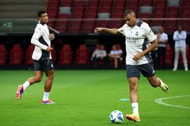 雷速官方网站：西媒：库尔图瓦因膝盖伤势，出战与阿森纳的欧冠淘汰赛仍存疑问.